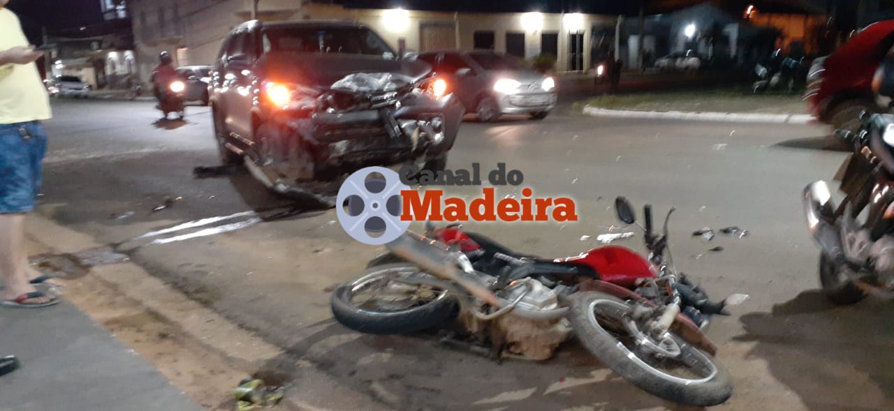 ESTADO GRAVE Motoboy é socorrido após sofrer acidente envolvendo três