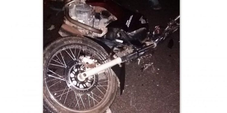 Jovem de 20 anos morre após bater moto em cavalo solto na pista da